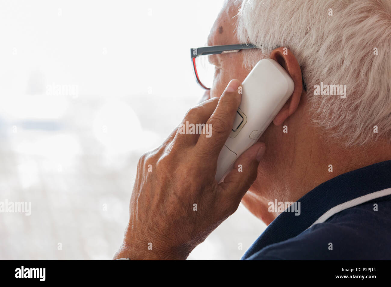 Ältere Person am Telefon Hilfe suchend, ältere Person am Telefon, die nach Hilfe suchen Stockfoto