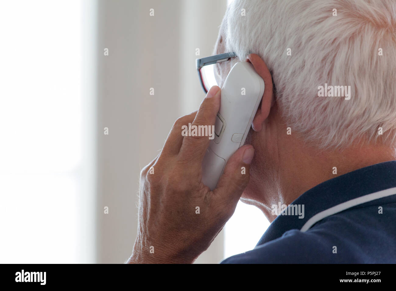 Ältere Person am Telefon Hilfe suchend, ältere Person am Telefon, die nach Hilfe suchen Stockfoto