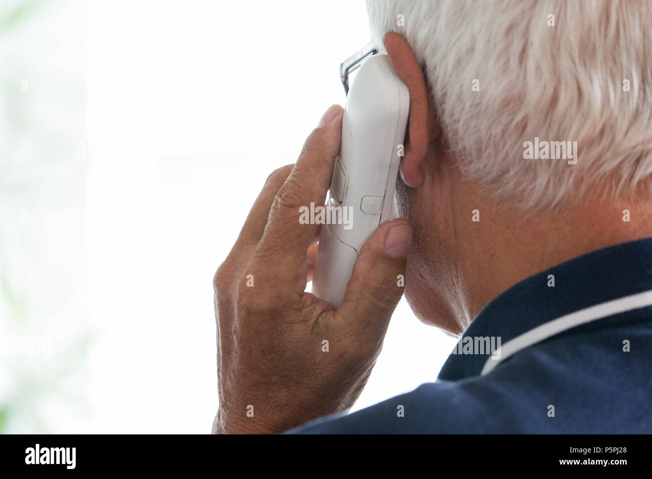 Ältere Person am Telefon Hilfe suchend, ältere Person am Telefon, die nach Hilfe suchen Stockfoto