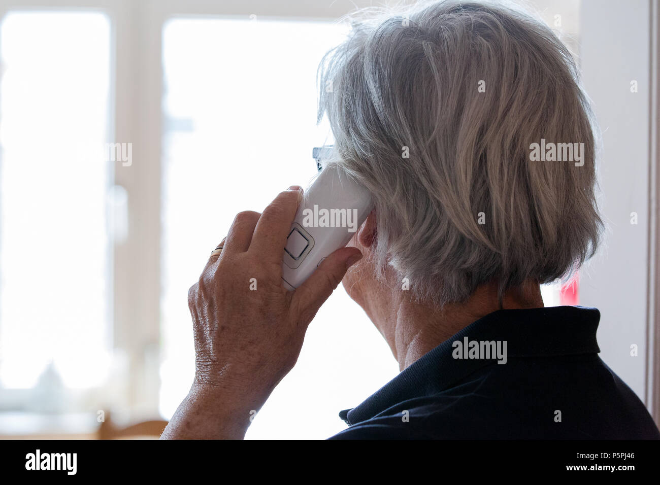 Ältere Person am Telefon Hilfe suchend, ältere Person am Telefon, die nach Hilfe suchen Stockfoto