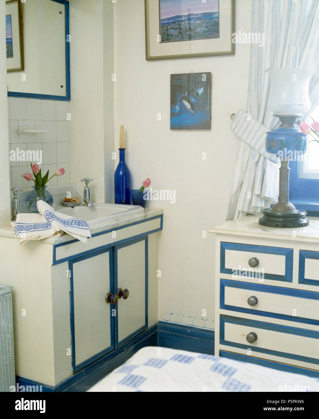 Blau + weiß Waschtisch und Koordinierung Kommode in kleinen Schlafzimmer  mit Edardian stil Verbundsicherheitsglas + brasds Lampe Stockfotografie -  Alamy