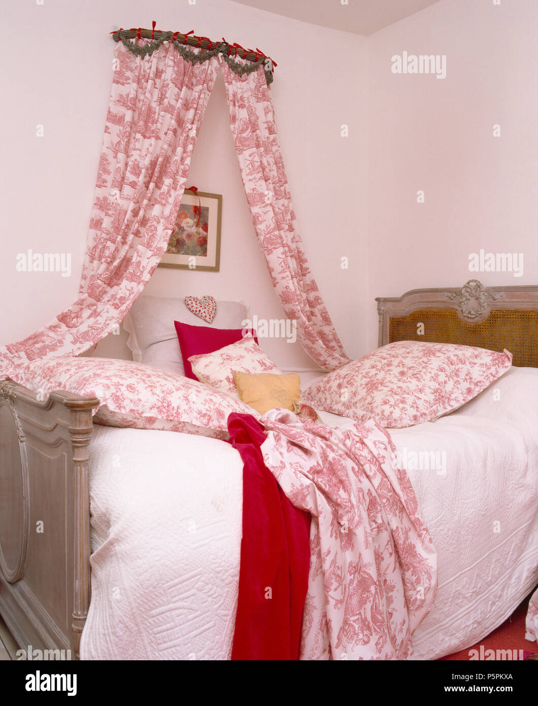 Pink Weiss Toile De Jouy Vorhange Uber Franzosisches Bett