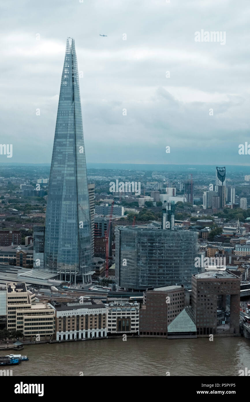 Luftaufnahme der Shard, umliegenden Londoner Gebäude, kommerzielle Wolkenkratzer und die Themse. Bewölkter Himmel. Drucken space, Portrait. Sep 2017 Stockfoto