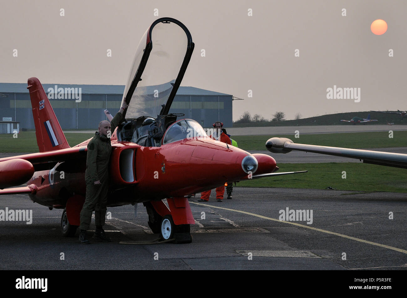Der Folland Gnat Gnat Display Team das Erbe Flugzeuge Vertrauen bei North Weald Flugplatz, Essex, Großbritannien. Ehemalige RAF Royal Air Force jet Trainer Ebene. Dämmerung Stockfoto