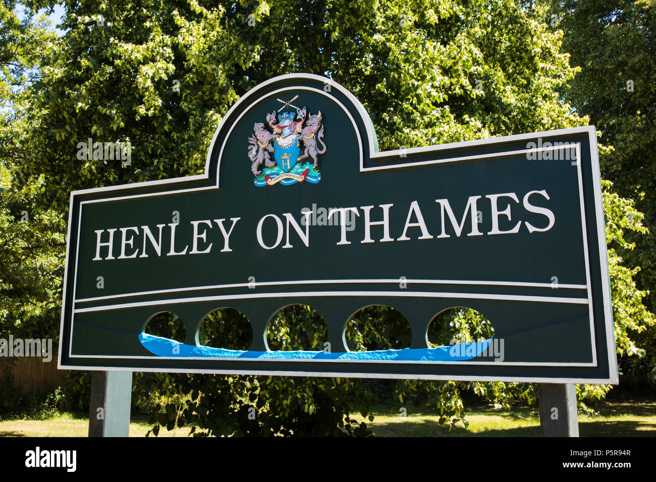 Schild außerhalb Henley on Thames in Oxfordshire UK Stockfoto