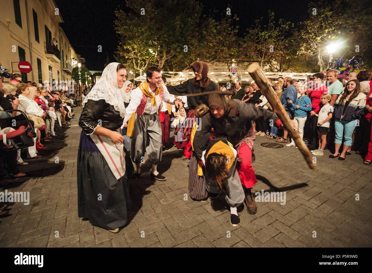 Payeses protegiendo Las tinajas, Fiestas de la Beata, vinculadas con la beatificación de Sor Caterina Tomas. Santa Margalida. Mallorca. Islas Baleares. España. Stockfoto