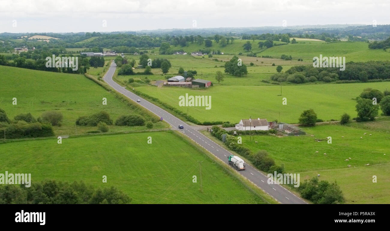 Ein Bild mit einer Drohne eines Grenzübergangs zwischen Co Fermanagh in Nordirland und Co Monaghan in der Republik Irland in der Nähe der Stadt von Klonen. Stockfoto
