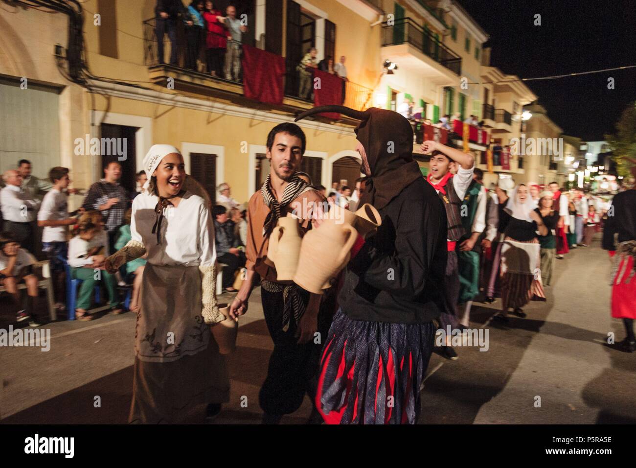 Payeses protegiendo Las tinajas, Fiestas de la Beata, vinculadas con la beatificación de Sor Caterina Tomas. Santa Margalida. Mallorca. Islas Baleares. España. Stockfoto