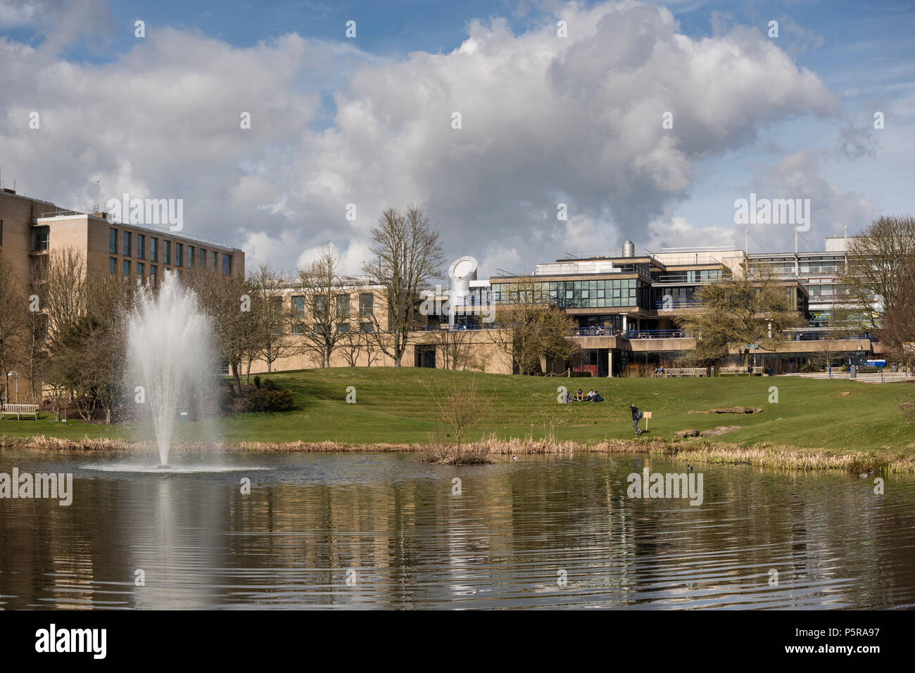 Universität von Bath Claverton Down campus Gebäude durch den See, Somerset, Großbritannien Stockfoto