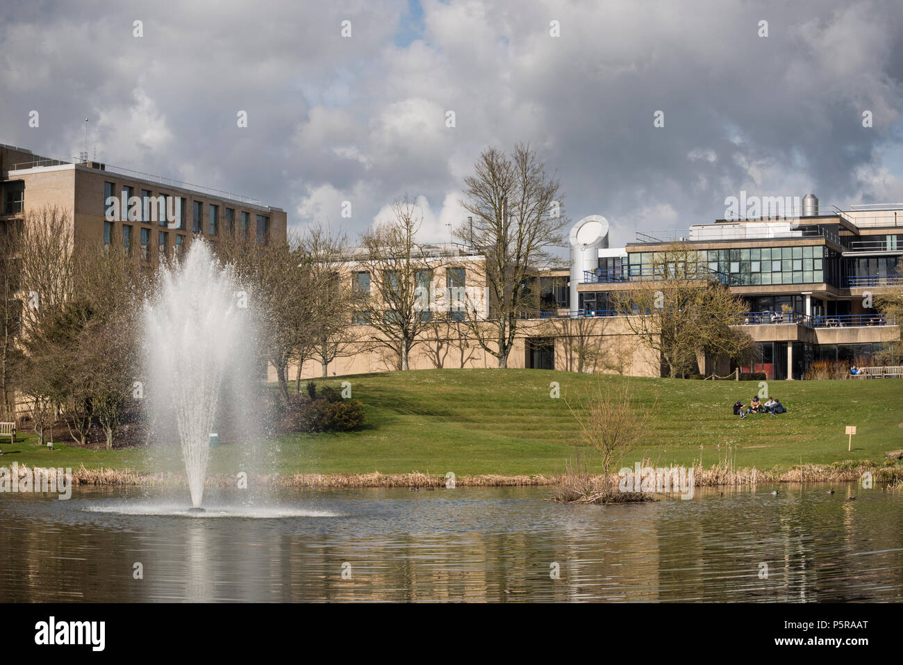 Universität von Bath Claverton Down campus Gebäude durch den See, Somerset, Großbritannien Stockfoto