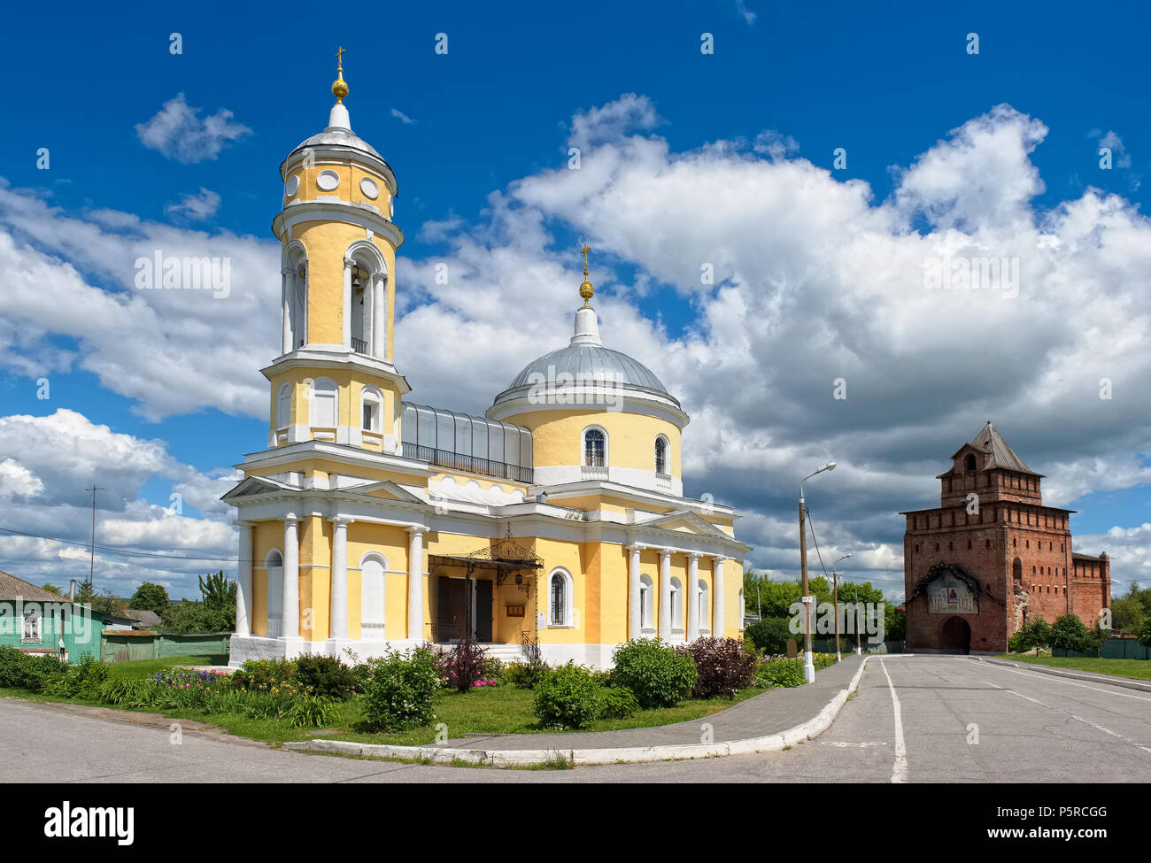 Kolomna Kreml, Blick auf die Kirche der Kreuzerhöhung des 18. Jahrhunderts und Pyatnitsky Gate Stockfoto