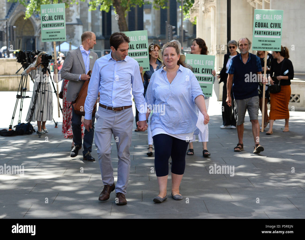 Rebecca Steinfeld und Charles Keidan vor dem Obersten Gericht in London, wo sie ihren Kampf für das Recht, in eine zivile Partnerschaft gewonnen haben. Stockfoto