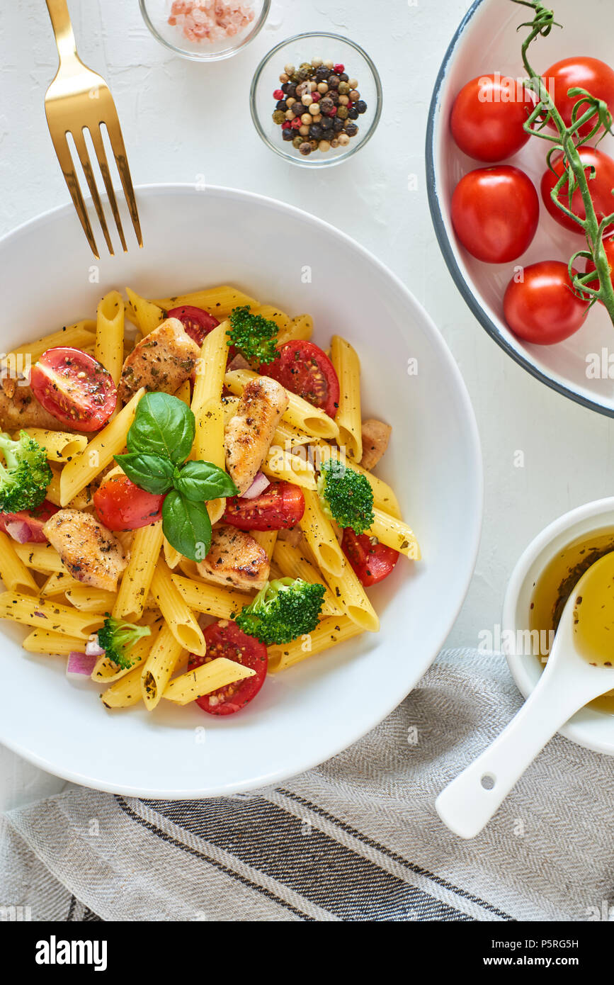 Italienisches Essen Flach Der Fusilli Pasta Salat Mit Italienischem Dressing Tomaten Brokkoli Und Basilikum Auf Weissem Hintergrund Ansicht Von Oben Stockfotografie Alamy