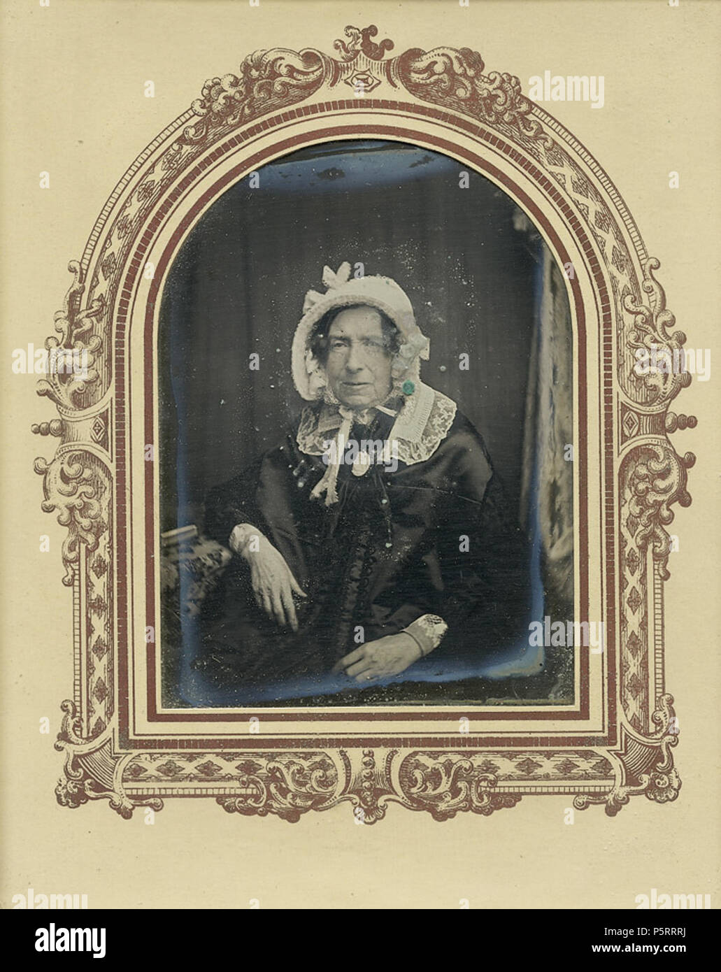 N/A. Porträt einer älteren Frau mit Haube. (Melusine Jeannette Roß). Circa 1845. Halb-platte Daguerreotypie (Bild Größe ca. 10,5 x 8 cm, Platte Größe ca. 14,5 x 11 cm). ca. 1845. Carl Ferdinand Stelzner (1805 - 1894) Beschreibung Deutsche Fotograf und Maler Geburtsdatum / Tod 1805 vom 23. Oktober 1894 Ort der Geburt / Todes Grömitz Hamburg Standort Hamburg Behörde: Q 861462 VIAF: 95837216 ULAN: 500025249 KulturNav: 56c671 d7-d 779-4 b2a-Abb 9-03 469 werden f6 Ba5RKD: 75031 272 Carl Ferdinand Stelzner Porträt einer älteren Frau mit Haube c 1845 Stockfoto