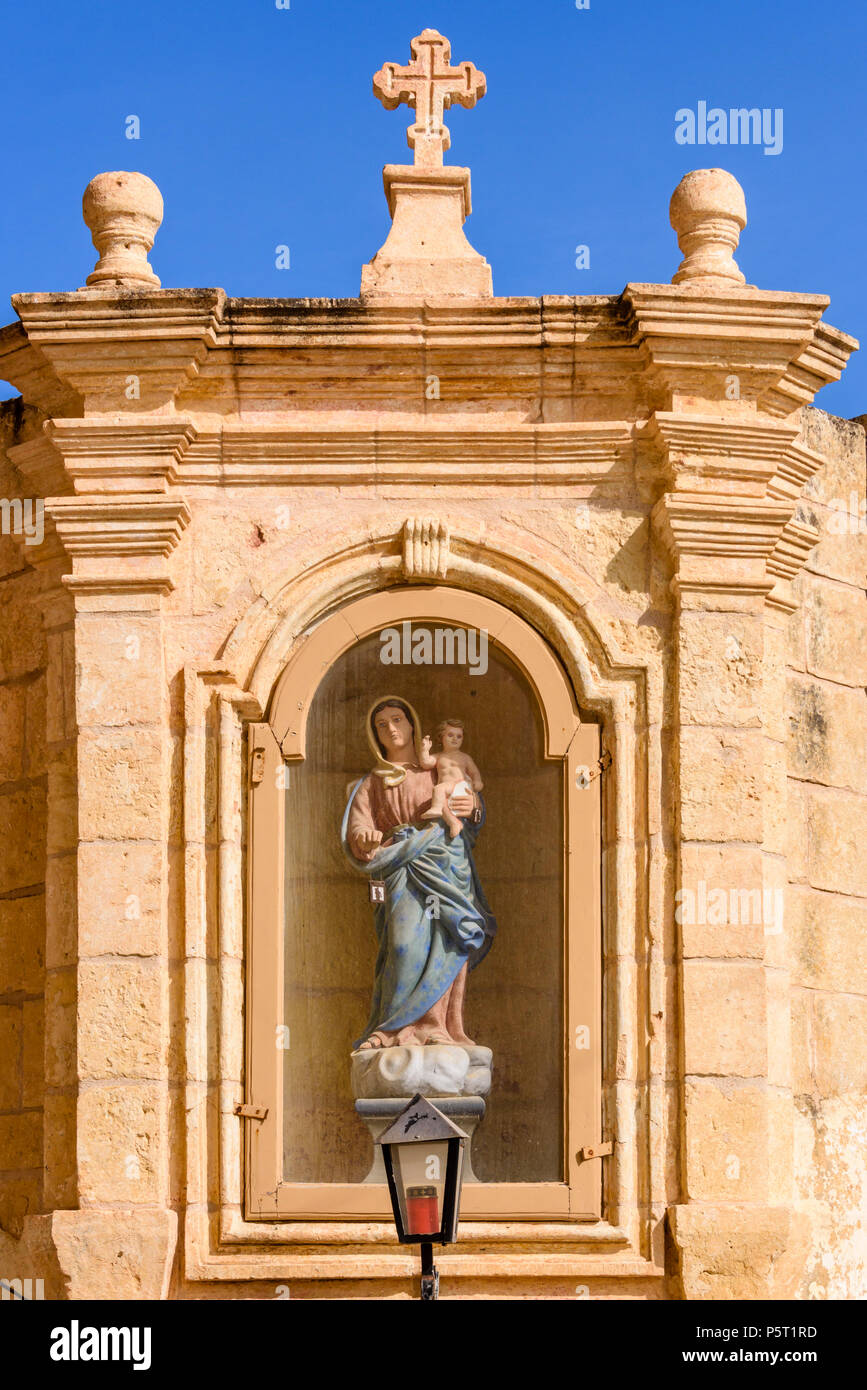Ein Schrein mit einer Statue der Jungfrau Maria mit dem Jesuskind auf Gozo, Malta. Stockfoto
