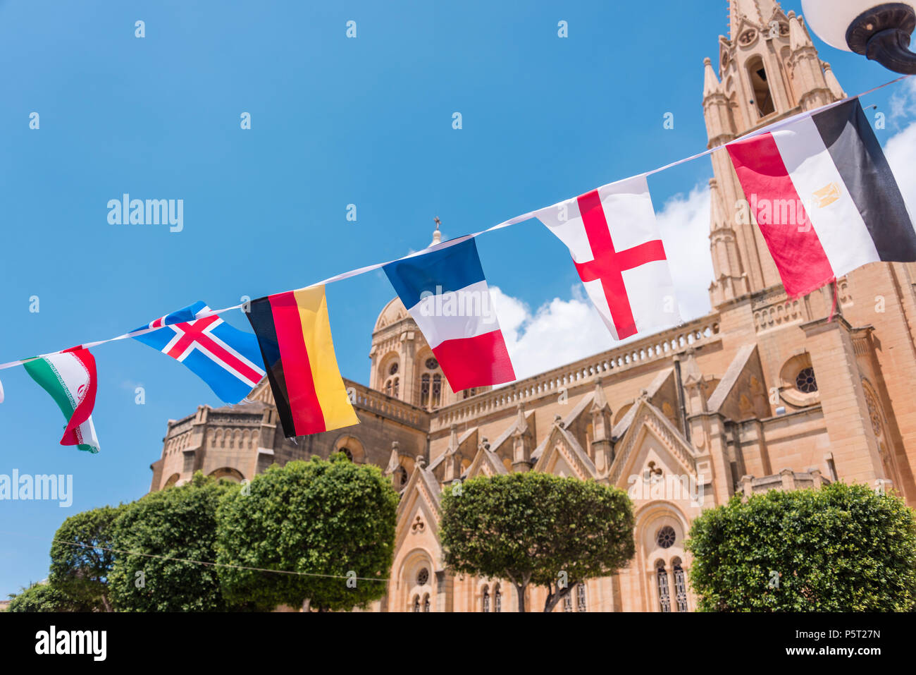 Internationale Flaggen vieler Länder fliegen außerhalb der Römisch-katholischen Kirche. Stockfoto