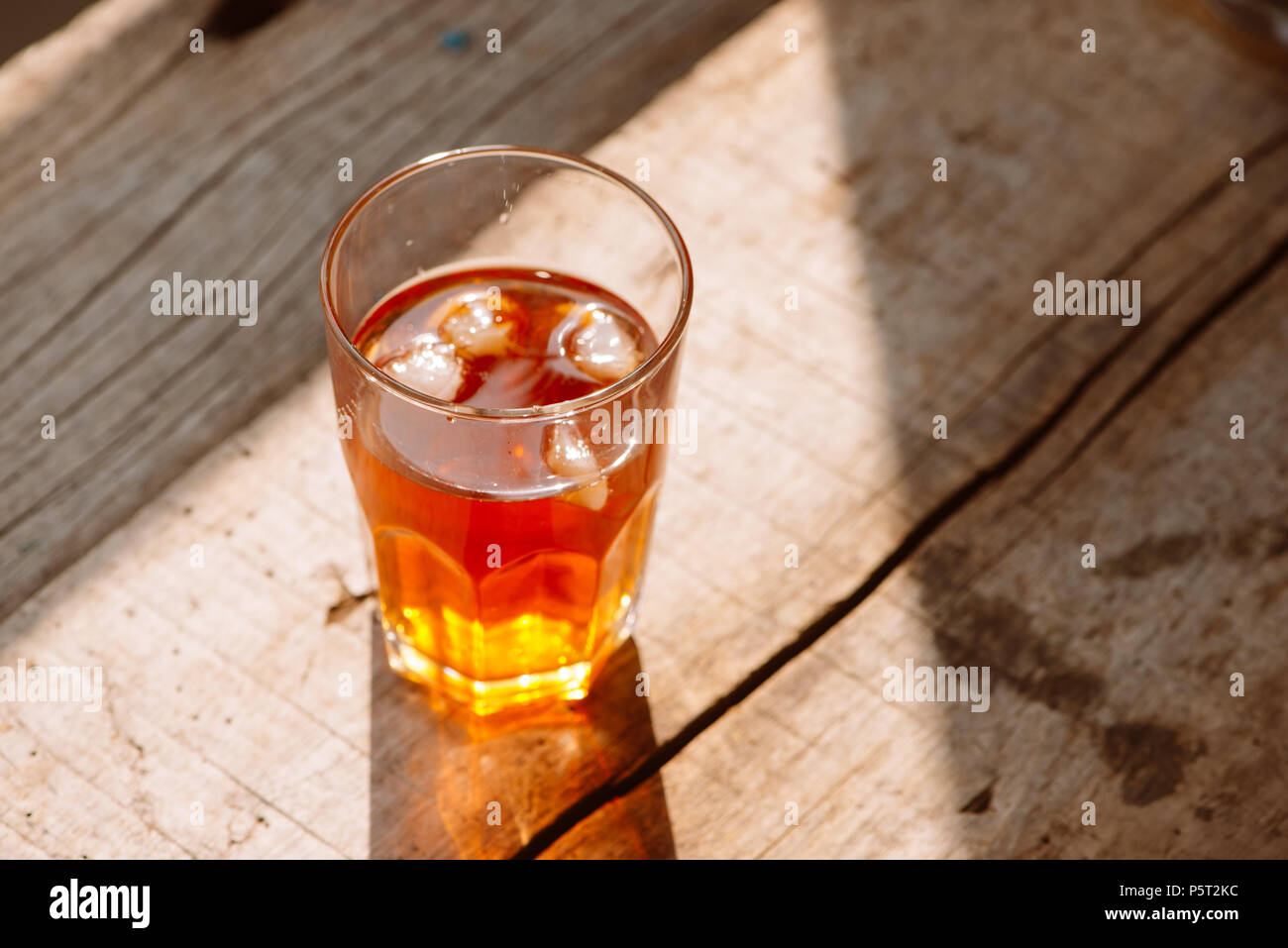 Südlichen Stil iced süßer Tee in zwei Gläser rustikalen Holztisch Stockfoto