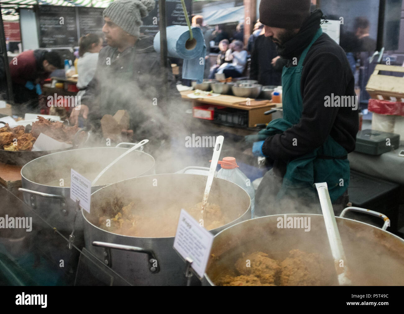 Lecker dampfende Street Food, verschiedene Currys die Wöchentliche Broadway Street Market, Hackney, London, England, Europa. Stockfoto