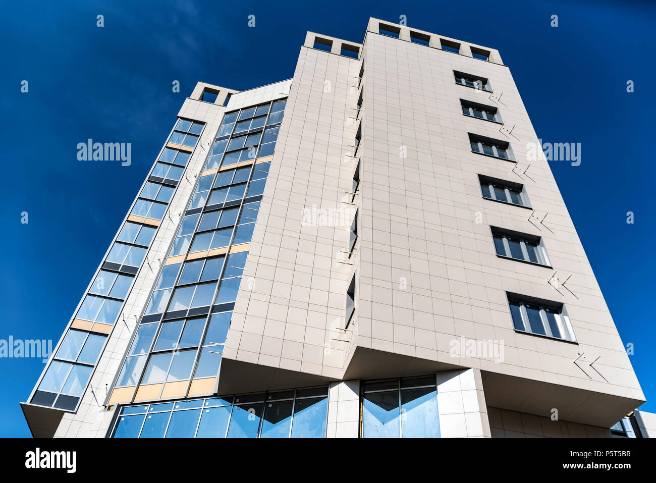 Ansicht von unten auf das moderne Bürogebäude Stockfoto