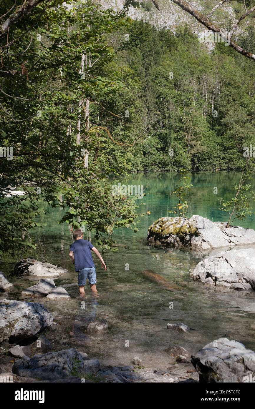 Junge spiel im Wasser am Obersee im Berchtesgadener Land Stockfoto