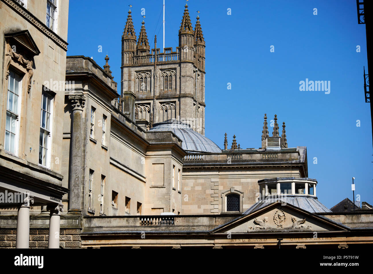Die römischen Bäder Komplex vor der gotischen Abtei von Bath und hinter der georgischen Terrasse Badewanne England Großbritannien Stockfoto