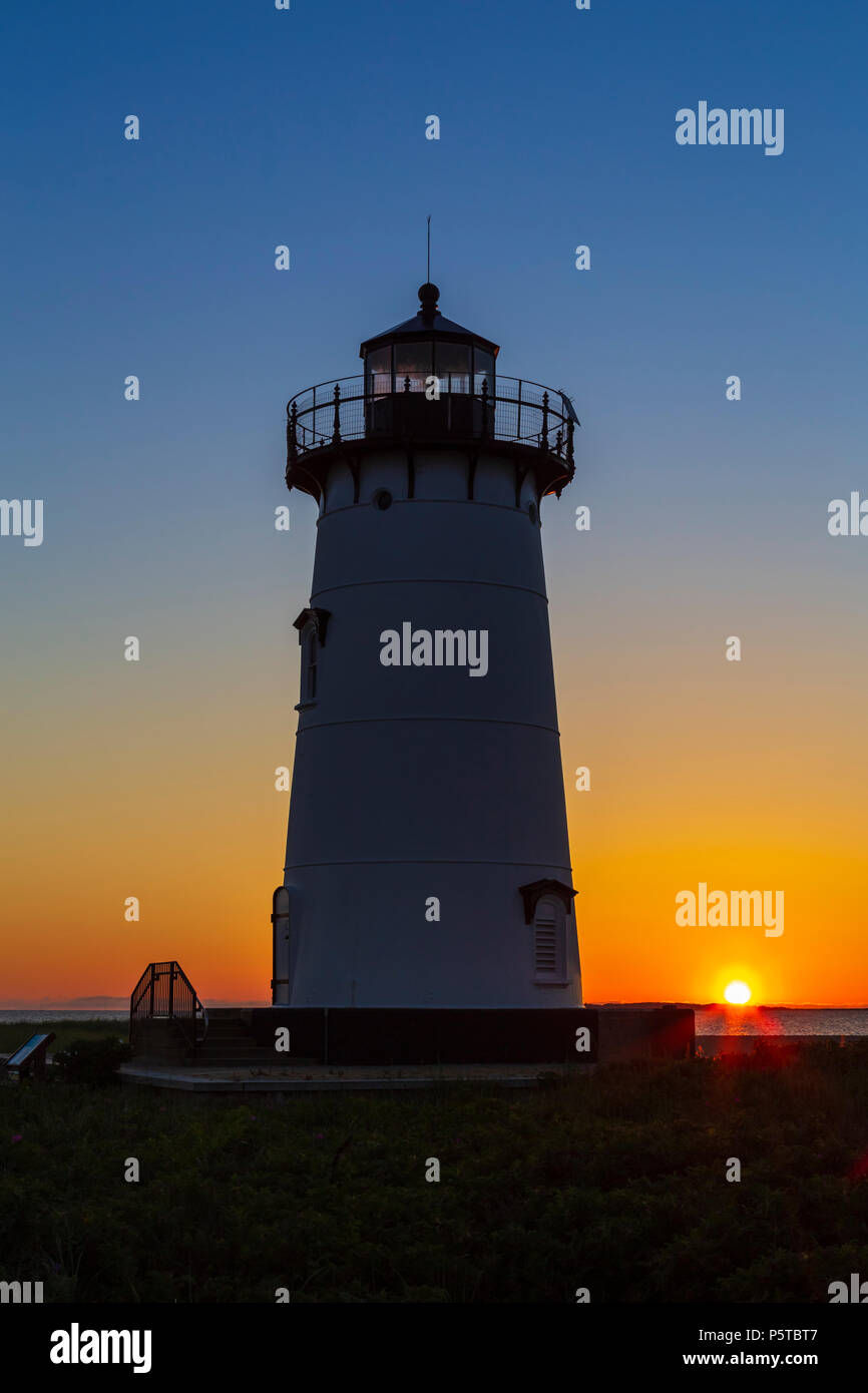 Die aufgehende Sonne bringt Farbe in den Himmel hinter Edgartown Hafen Licht in Chatham, Massachusetts auf Martha's Vineyard. Stockfoto