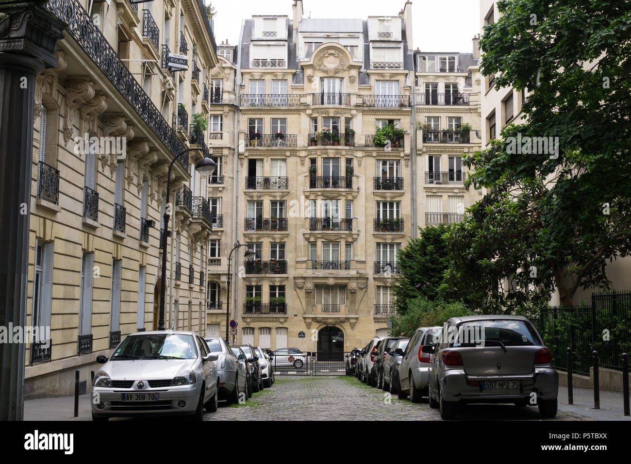 Haussmann Stil Gebäude auf Platz Alboni im 16. arrondissement von Paris, Frankreich. Stockfoto