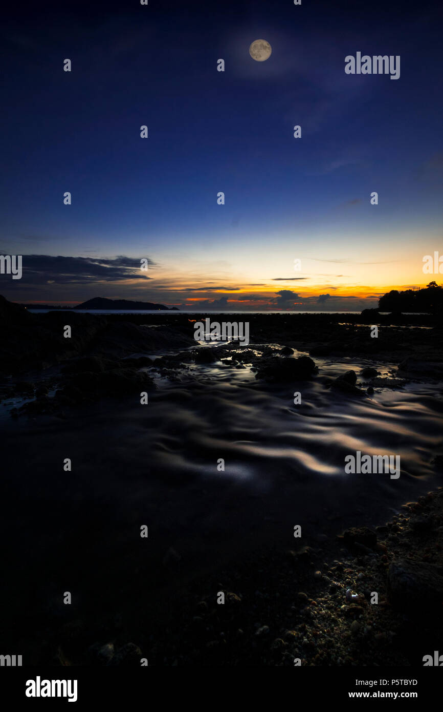 Sonnenuntergang am Strand Stockfoto