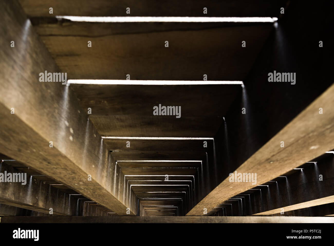 Hölzerne Dachkonstruktion in Girder Art und Weise Stockfoto