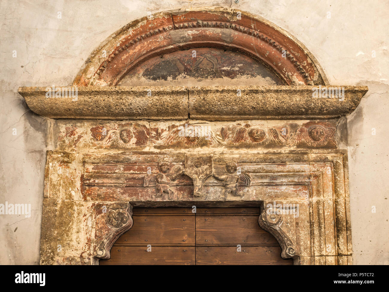 Portal in der Chiesa Santa Maria delle Grazie, die Kirche aus dem 16. Jahrhundert in Castrovalva in den Abruzzen Massiv, zentralen Apenninen, Abruzzen, Italien Stockfoto