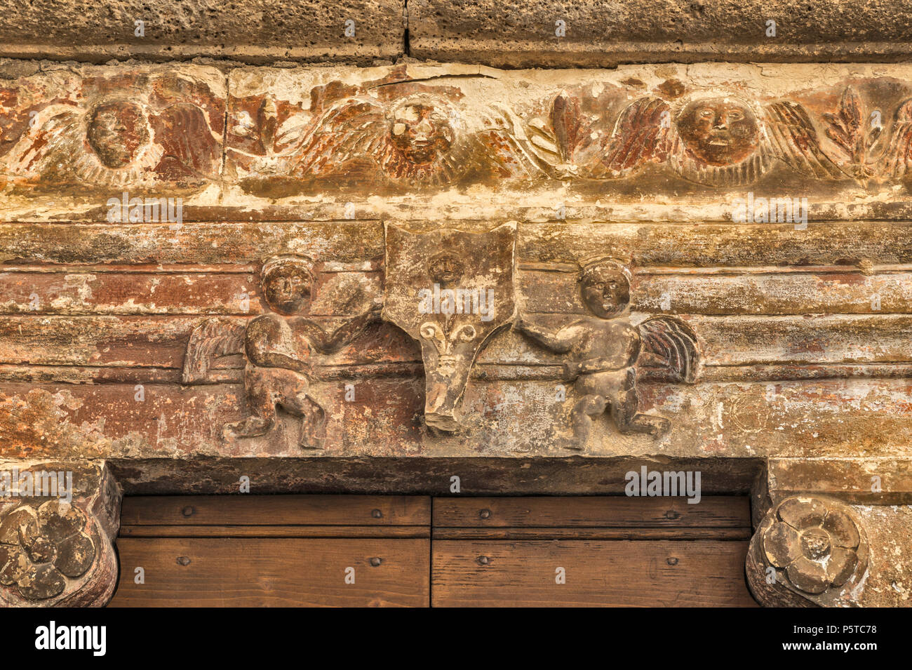 Carving am Portal an der Chiesa Santa Maria delle Grazie, die Kirche aus dem 16. Jahrhundert in Castrovalva in den Abruzzen Massiv, zentralen Apenninen, Abruzzen, Italien Stockfoto