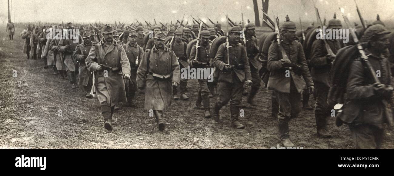 Guerra Mundial 1914-1918. Columnas de soldados Alemanes y austríacos. Año 1915. Stockfoto