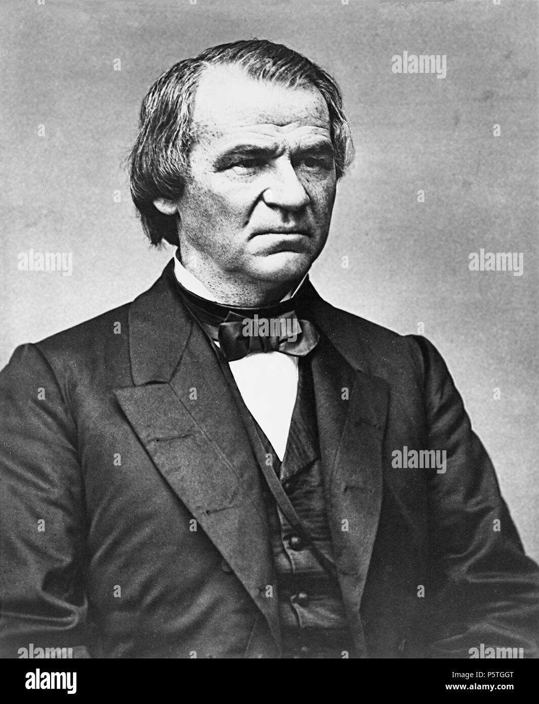 N/A. Andrew Johnson, Brustbild, nach links. zwischen ca. 1855 und ca. 1865. Mathew Brady (1822 - 1896) Beschreibung der amerikanische Fotograf, Fotografen, fotojournalist und Journalist Geburtsdatum / Tod 18 Mai 1822 vom 15. Januar 1896 Ort der Geburt / Todes Warren County Manhattan Arbeit Periode von 1844 bis ca. 1887 Arbeiten Ort New York City, Washington, D.C. Authority control: Q 187850 VIAF: 22965552 ISNI: 0000 0001 2209 4376 ULAN: 500126201 LCCN: n 81140569 NARA: 10570155 WorldCat 100 Andrew Johnson 2 Stockfoto