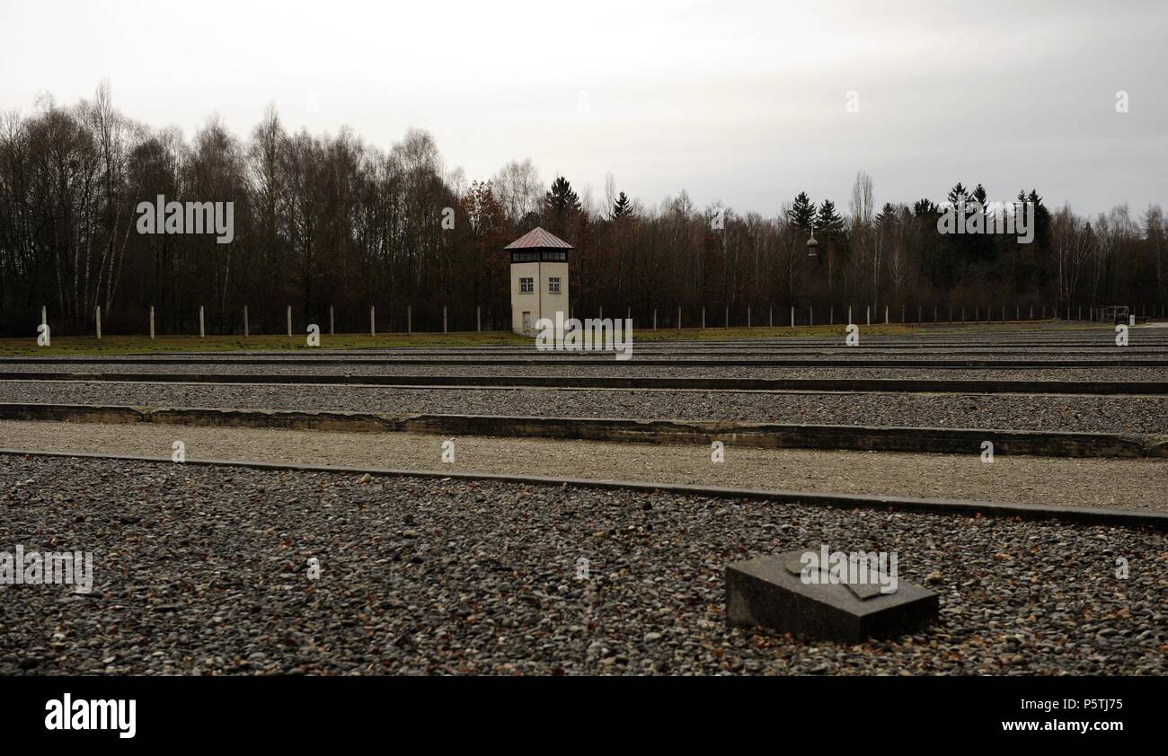 Kz Dachau. Ns-Lager von Gefangenen in 1933 geöffnet. Dort, wo die Baracken waren. Beton-fundament Markieren der Position der Baracke 2. Deutschland. Stockfoto