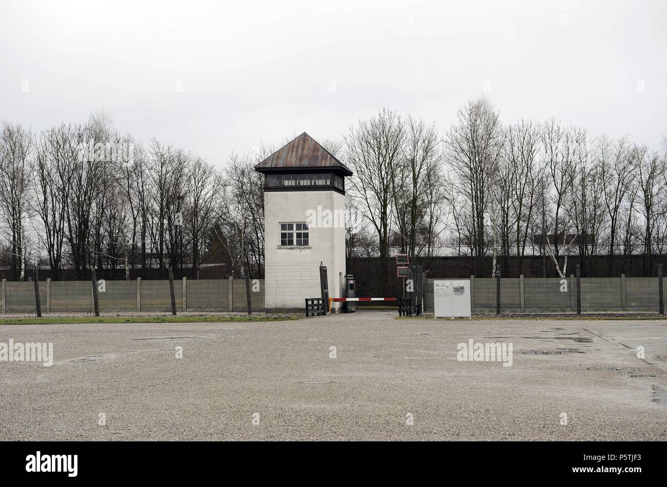 KZ Dachau. NS-Lager der Gefangenen in 1933 eröffnet. Wachsamkeit Turm. Deutschland. Stockfoto