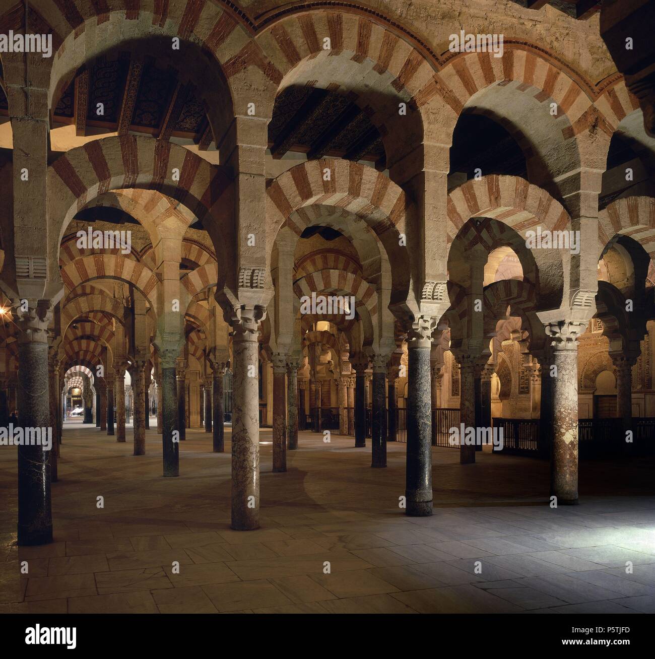 NAVES DE LA AMPLIACION DE AL-HAKAM II. Lage: MEZQUITA - INTERIEUR, SPANIEN. Stockfoto