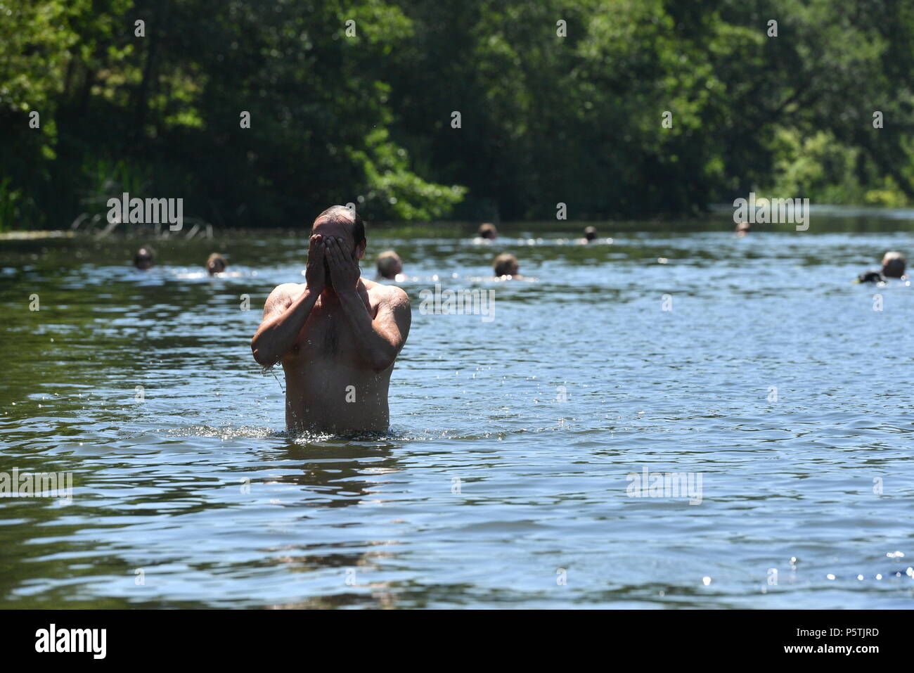 Schwimmer bei Warleigh Wehr, in der Nähe von claverton Bad im Freien. Stockfoto