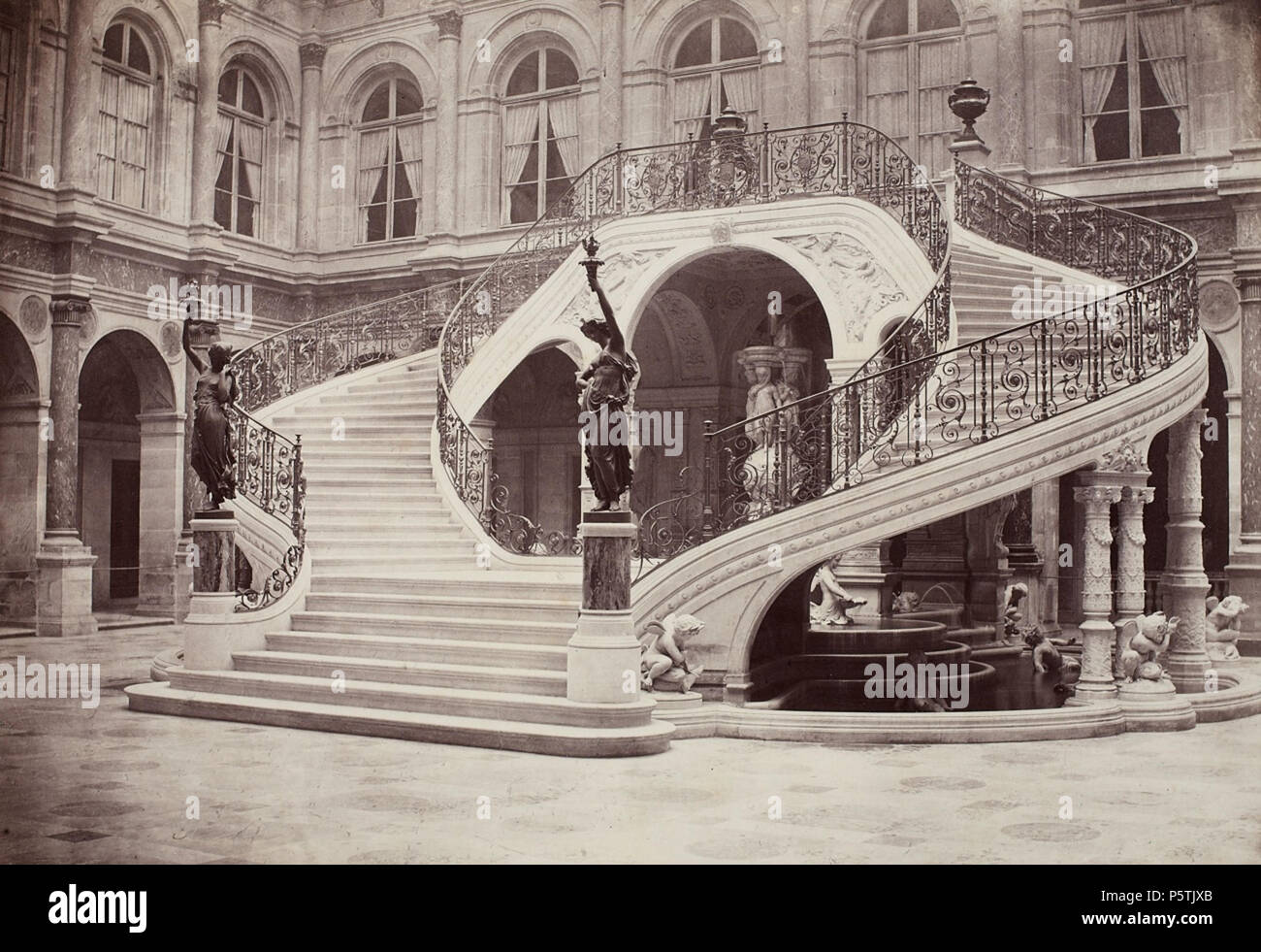 N/A. Français: "Album mobilier Urbain: Escalier de l'Ancien Hôtel de Ville Avant l'incendie de La Commune de 1871', Vers 1865. ca. 1865. Charles Marville (1813-1879) Alternative Namen Charles François Bossu Beschreibung der französische Fotograf Geburtsdatum / Tod 17. Juli 1813 vom 1. Juni 1879 Ort der Geburt / Todes Paris Paris arbeiten Ort: Frankreich Authority control: Q 329387 VIAF: 64053703 ISNI: 0000 0001 2136 4768 ULAN: 500022569 82036602 LCCN: n GND: 119309874 WorldCat 326 Charles Marville Hotel de Ville Paris 1871 Stockfoto