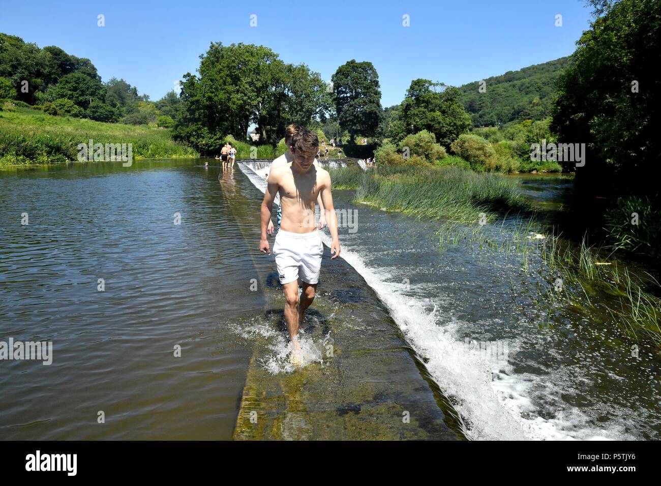 Menschen wandern Sie entlang der Kante des Warleigh Wehr, in der Nähe von claverton Bad im Freien. Stockfoto