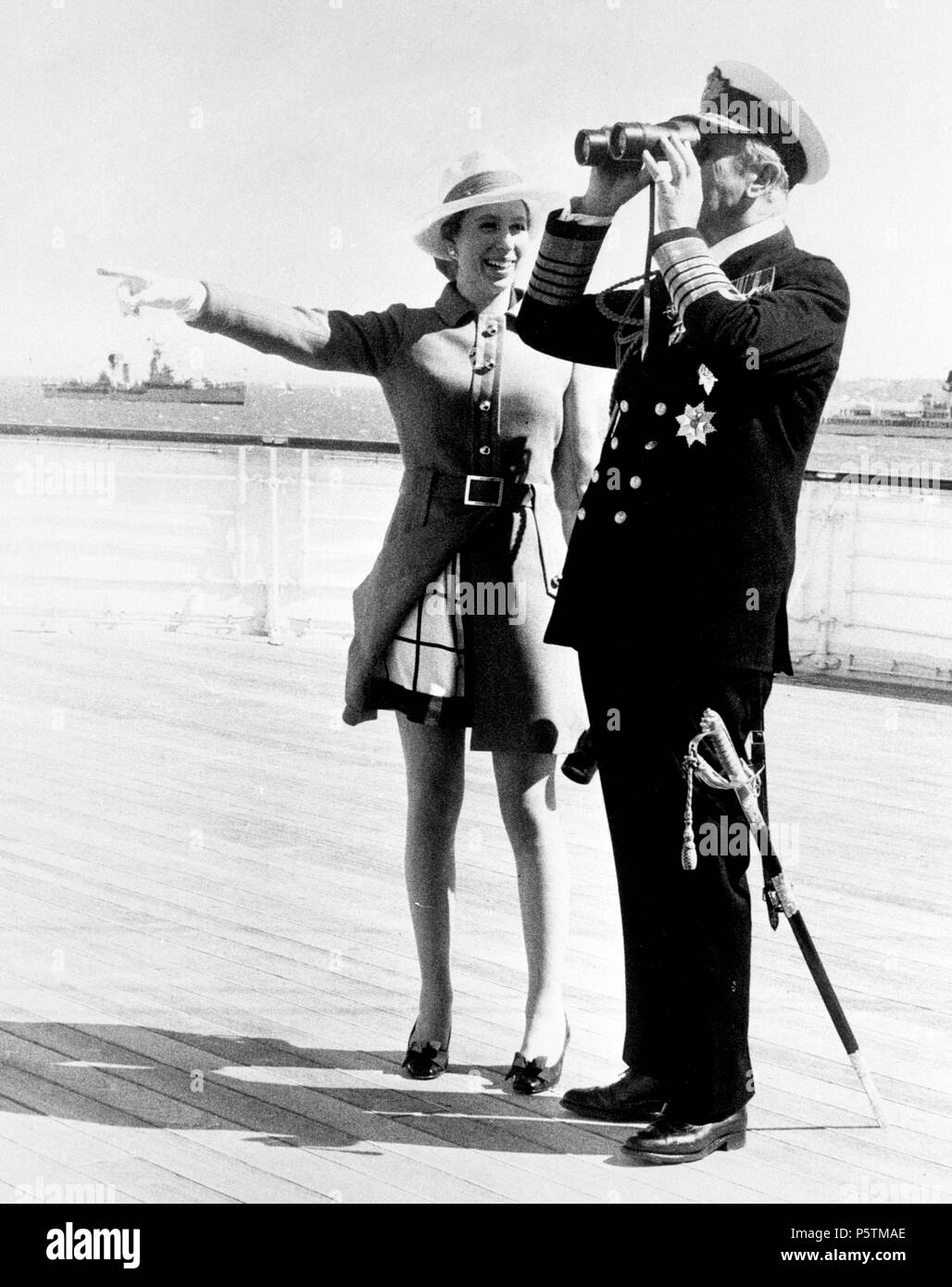 Prinzessin Anne neben Earl Mountbatten von Birma an Deck der Royal Yacht Britannia in Spithead, Hampshire, wo Königin Elizabeth II 62 Schiffe der Flotte der NATO im Rahmen der 20-Jahr-Feier der NATO überprüft. Stockfoto