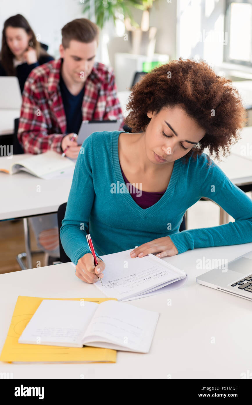 Portrait einer afrikanischen amerikanischen tausendjährigen Student lächelnd mit Vertrauen Stockfoto