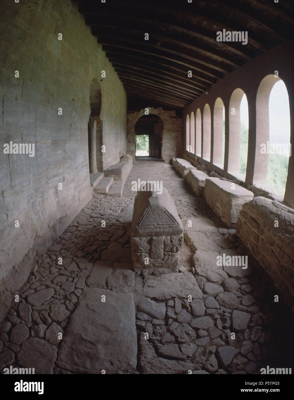 PORTALEYO DE GONZALO DE BERCEO EN EL ATRIO CON LOS SARCOFAGOS DE LOS SIETE INFANTES DE LARA Y TRES REINAS NAVARRAS - SIGLO X Ort: MONASTERIO DE SUSO, SAN MILLAN DE LA COGOLLA, SPANIEN. Stockfoto