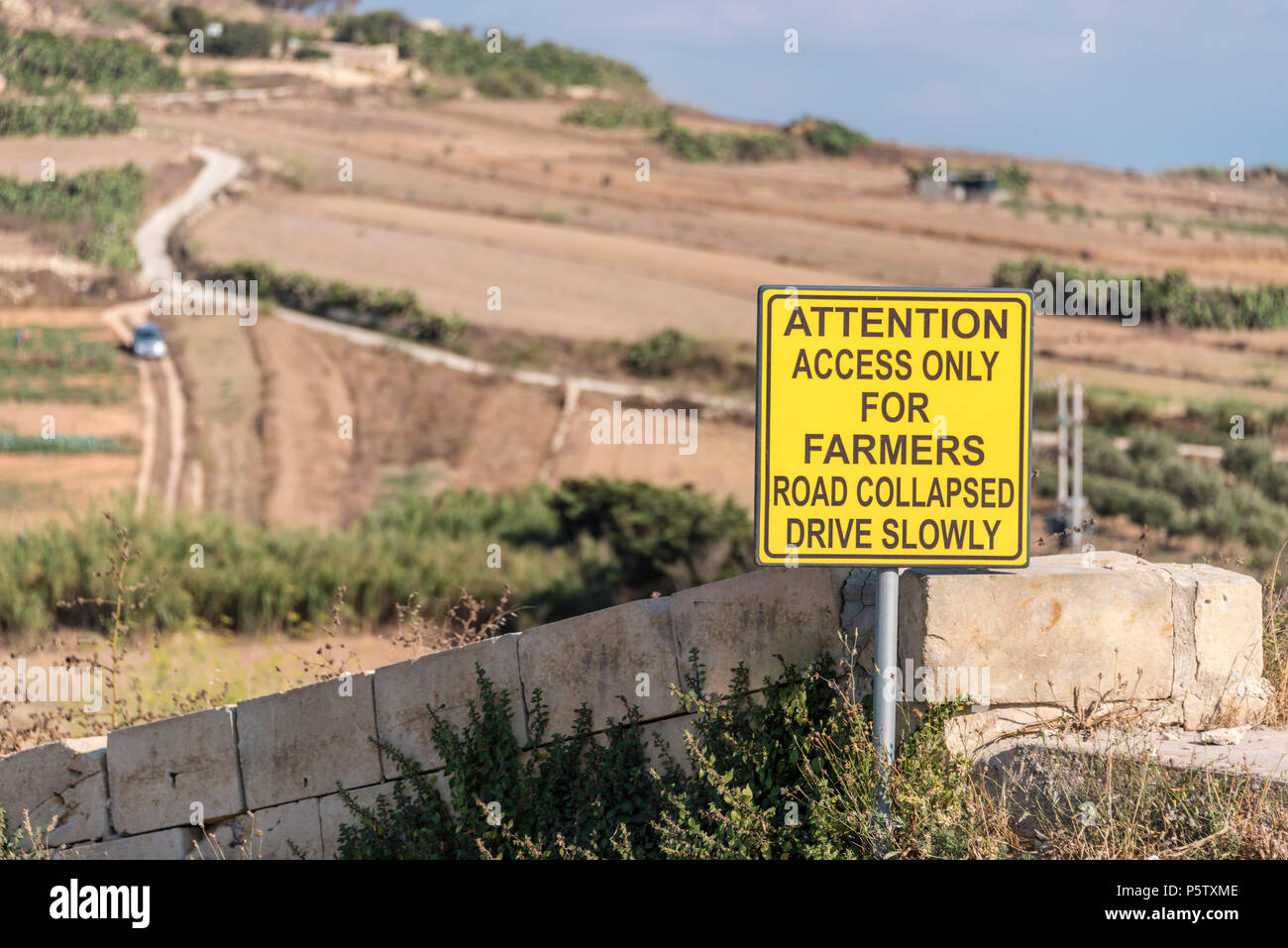 Melden Autofahrer Beratung, dass eine Straße zusammengebrochen ist und der Zugang ist für die Bauern nur, Xaghra, Gozo, Mallta Stockfoto