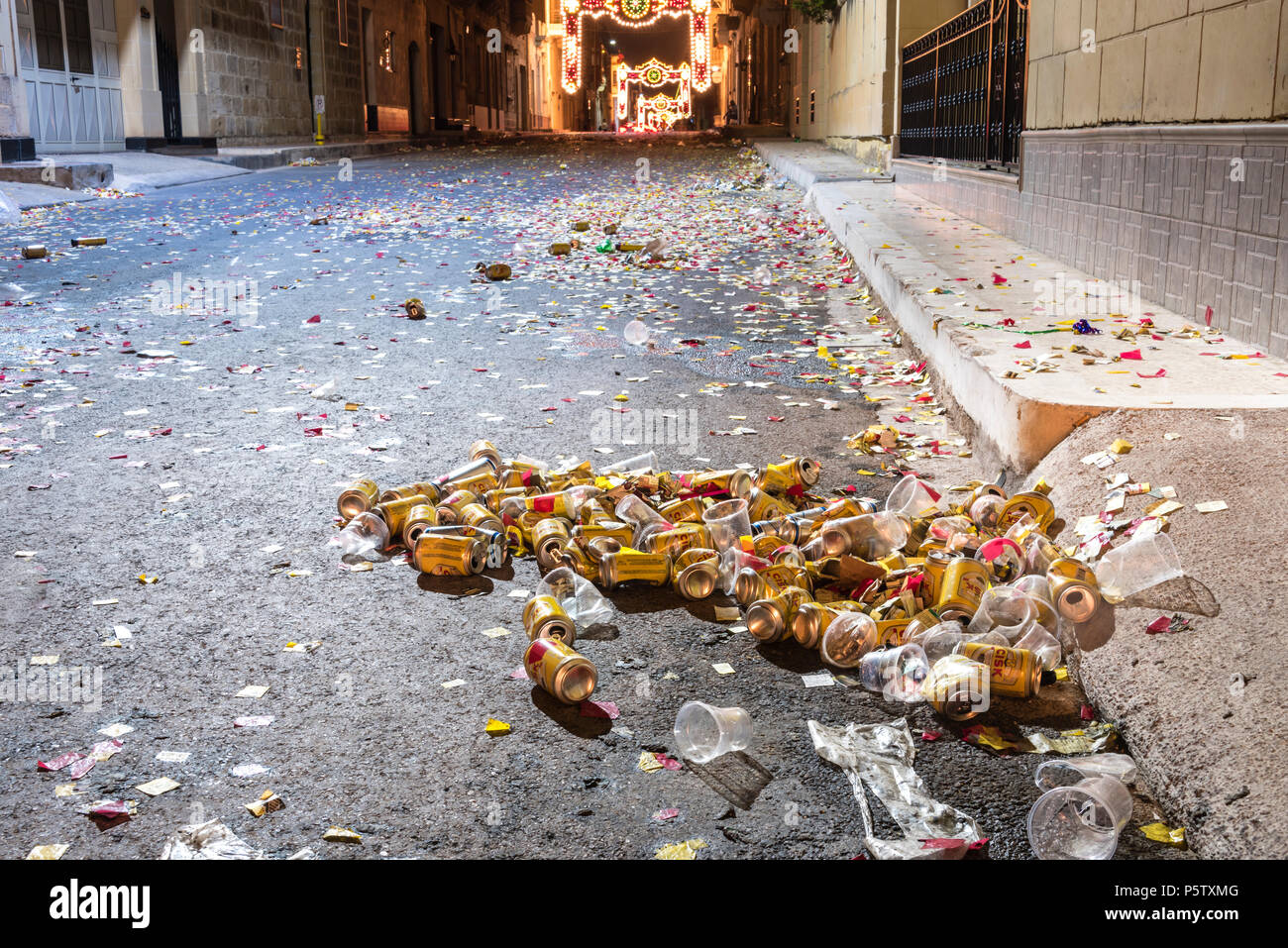 Bier Dosen und Plastikbecher die Straße entlang mit Lauftext Wurf nach einer Römisch-katholischen Kirche Parade, Xwekija, Gozo, Malta Stockfoto