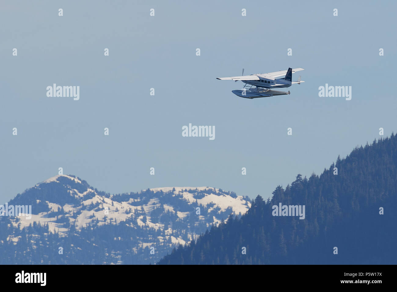 Seair Wasserflugzeuge Cessna 208 Caravan Wasserflugzeug fliegen über Remote Berge in British Columbia, Kanada. Stockfoto