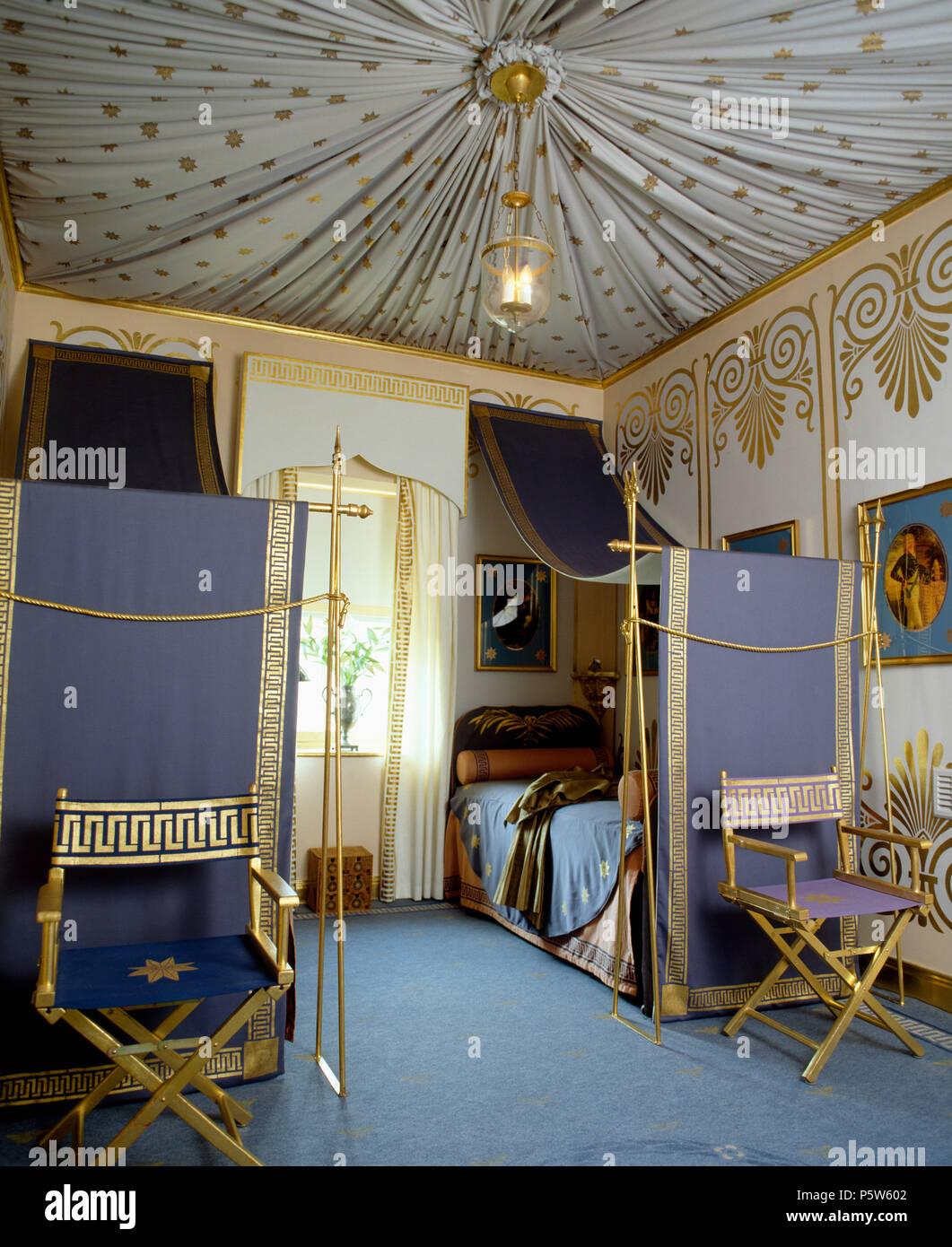 Tented Decke und gold-stenciled Wände im Schlafzimmer mit gold Stühle vor  blauen Tuch Vorhänge unten Einzelbetten lackiert Stockfotografie - Alamy