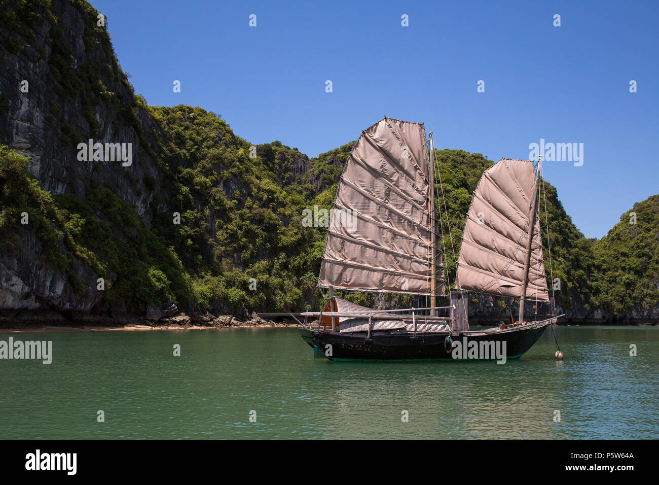 Traditionellen chinesischen Dschunke Boot in Bai Tu Long Bay, Vietnam. Stockfoto