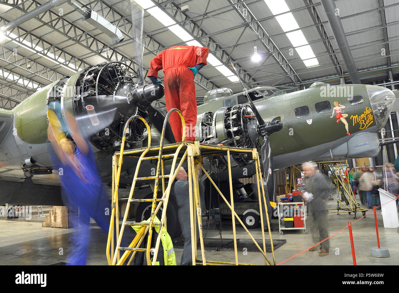 Ingenieure von B-17 Erhaltung Ltd arbeiten an Boeing B17 Flying Fortress Zweiten Weltkrieg Bomber in einem Hangar am Duxford für AIRSHOW Saison Stockfoto