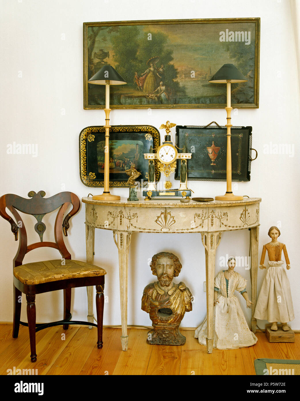 Antike Gemälde an der Wand oben gemalt Vintage console Tabelle in Halle mit antiken Stuhl und Puppen Stockfoto