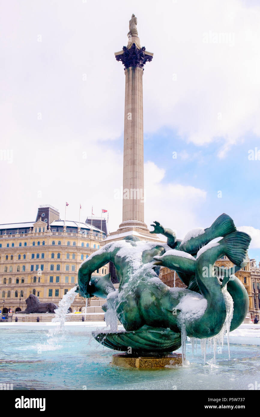 Die Edwin Lutyens Brunnen und Nelson's Column und Trafalgar Square in London im Schnee Stockfoto